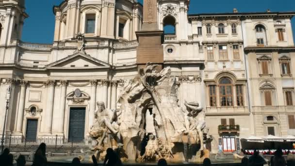 Gian Lorenzo Bernini, Piazza Navona, fontein van de vier rivieren, de Rio della Plata in Rome — Stockvideo