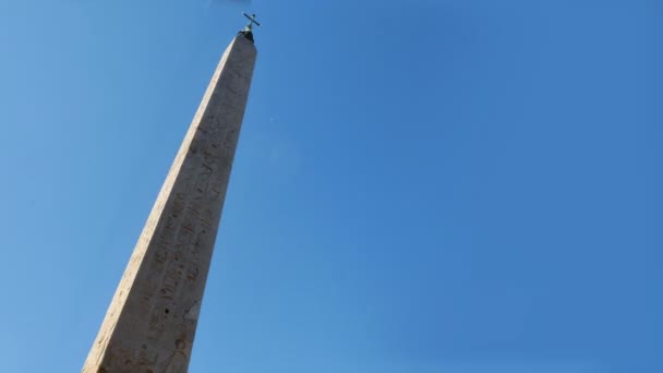 Hiperlapso de 360 graus em torno do obelisco da Piazza del Popolo, Roma — Vídeo de Stock