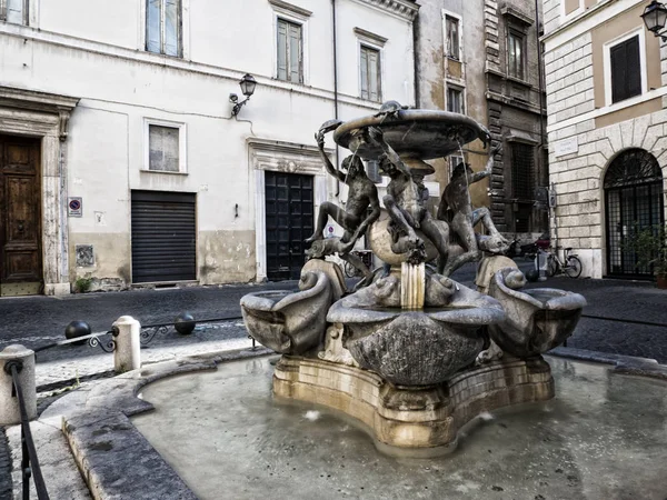 Der schildkrötenbrunnen ist ein brunnen der späten italienischen renaissance, befindet sich auf der piazza mattei, im santangelo viertel von rom, italien. — Stockfoto