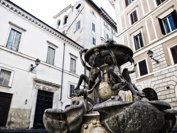 La Fuente de la Tortuga es una fuente del Renacimiento italiano tardío, situada en Piazza Mattei, en el barrio de SantAngelo de Roma, Italia. . — Foto de Stock