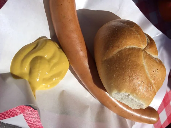 Wurstel ekmek ve hardal, South Tyrol sokak gıda