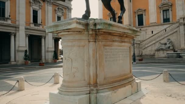ローマ皇帝マルクス アウレリウスの騎馬像のトラッキング ショット — ストック動画