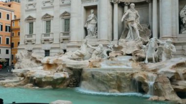 Roma Trevi Çeşmesi mimari ve Simgesel Yapı içinde şehir merkezi önden görünüm