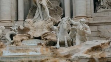 Roma Trevi Çeşmesi mimari ve Simgesel Yapı içinde şehir merkezi detay