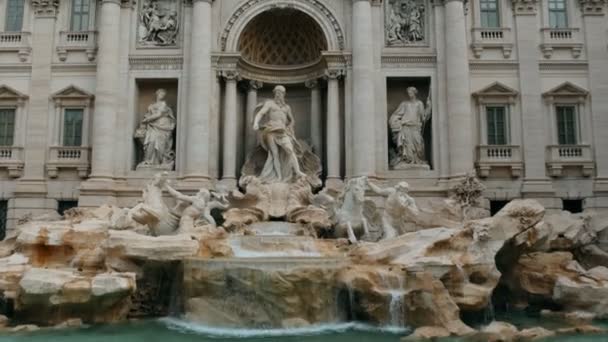 Roma Trevi Fuente Arquitectura y Monumento En el centro de la ciudad vista frontal — Vídeo de stock