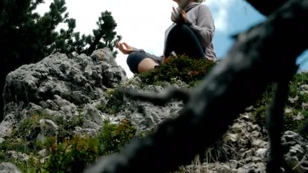 Adolescente chica en la cima de la montaña hace yoga ejercicios — Vídeos de Stock