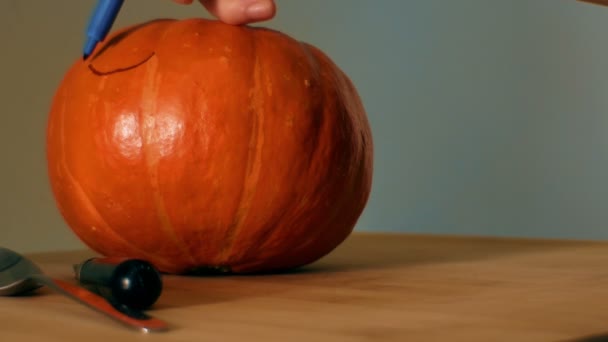 彫りにハロウィンかぼちゃ準備を描画します — ストック動画