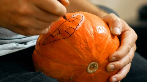 balkabağına Cadılar Bayramı için bir bıçak ile carve.