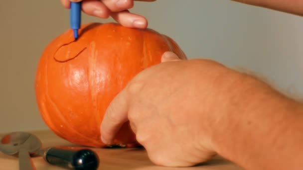 Rysować halloween pumpkin gotowy do rzeźbienia — Wideo stockowe