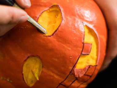 bir bıçak ile bir Halloween kabak oyma