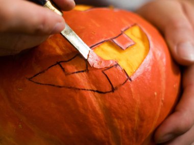 bir bıçak ile bir Halloween kabak oyma
