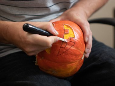 bir bıçak ile bir Halloween kabak oyma