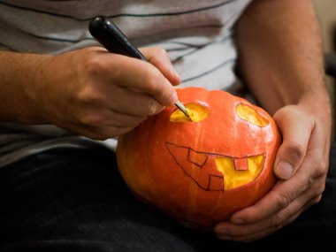bir bıçak ile bir Halloween kabak oyma