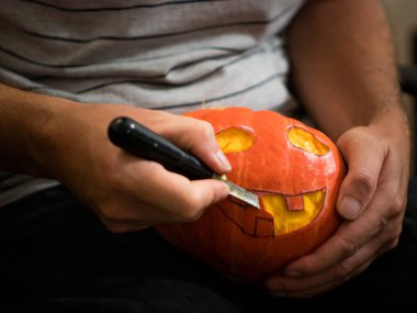 bir bıçak ile bir Halloween kabak oyma