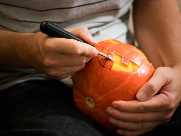 bir bıçak ile bir Halloween kabak oyma