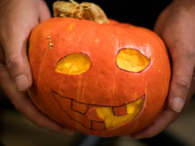 Cadılar Bayramı Balkabağı elinizde tutun