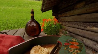 Kuru ekmek bir tipik Tirol ekmek ile kır tipik Tirol elbise giymiş bir genç üzerinde ayrıntılı kapatın