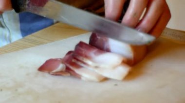 Bayan Tirol köfte hazırlanması için küçük küpler halinde leke keser