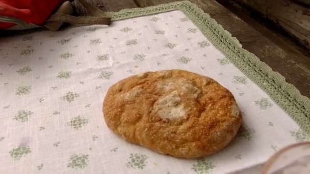 Tiro de rastreamento em uma mesa de uma cabine com speck e pão seco, prato típico tirolês — Vídeo de Stock