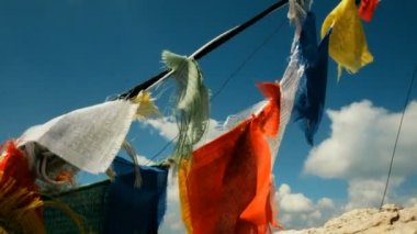 Dağın tepesinde South Tyrol içinde sallayarak Tibet bayrakları