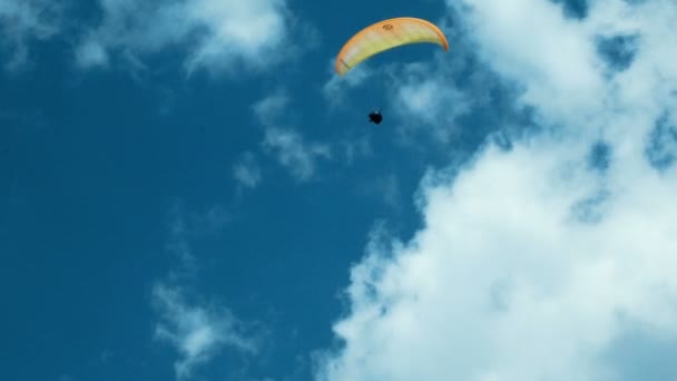 Planorul de parapanta zboara deasupra unui varf de munte din Tirolul de Sud — Videoclip de stoc