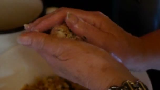 料理、チロル料理餃子の準備のためのコンパクトなボール ペースト — ストック動画