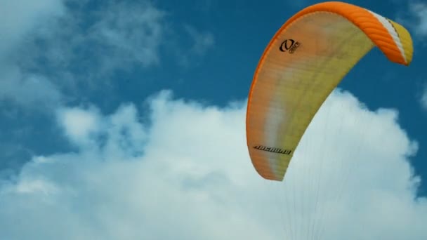 南チロルの山の上を飛ぶパラグライダー — ストック動画