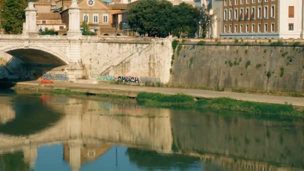 Shot śledzenia z zamkiem Świętego Anioła mostu w kierunku kopuły Watykan, Rzym — Wideo stockowe