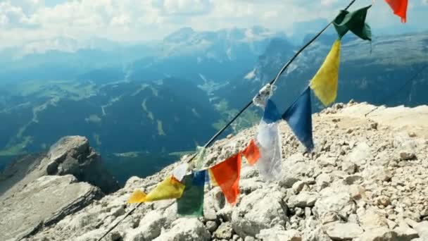 Tibetaanse vlaggen zwaaien boven op een berg in Zuid-Tirol — Stockvideo