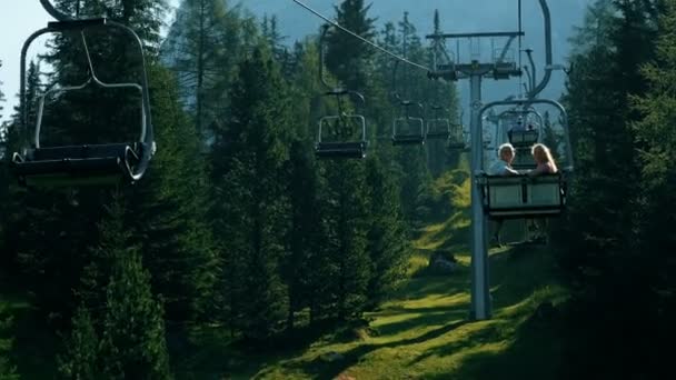 Χρησιμοποιήστε ένα chairlift προσέγγισης στο βουνό για να κάνουν πεζοπορία στις Άλπεις — Αρχείο Βίντεο