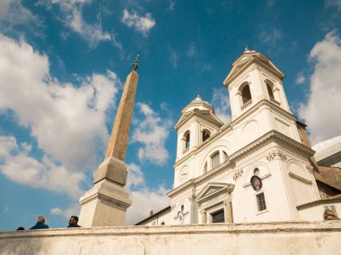 Roma'daki İspanyol Merdivenleri görünümünü mavi gökyüzü ile