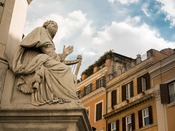 Statue di profeti alla base della Colonna dell'Immacolata Piazza di Spagna Roma — Foto Stock