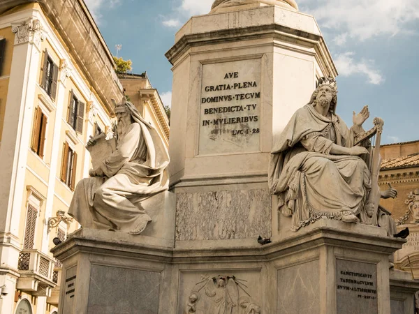Statue di profeti alla base della Colonna dell'Immacolata Piazza di Spagna Roma — Foto Stock