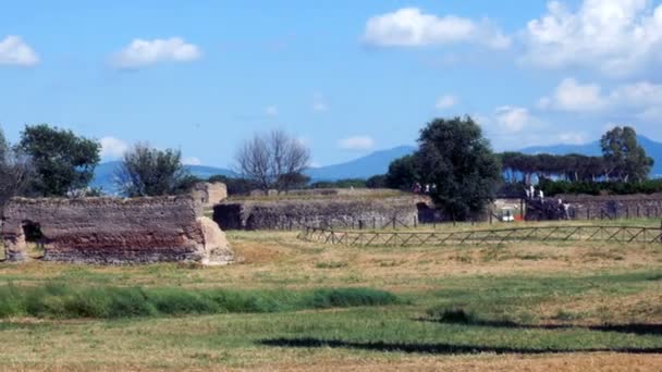 Tracking shot op de archeologische ruïnes van de Villa dei Quintili, oude Appia — Stockvideo