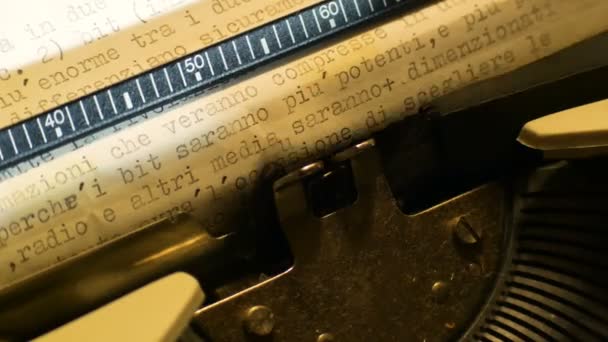 Detalles sobre partes de una máquina de escribir de la década de 1980 en la que aún no era la era de lo digital — Vídeo de stock