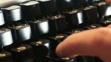 El daktilo, hangi seksenlerin henüz dijital çağı değildi bir daktiloda yazar.