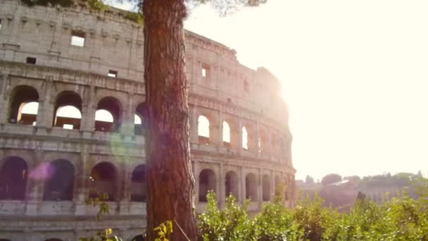 Güneşli bir günde Colosseum cephesinde gimbal fantastik izleme atış — Stok video