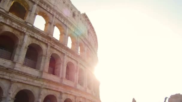Fantástico tiro de rastreamento com gimbal na fachada do Coliseu em um dia ensolarado — Vídeo de Stock
