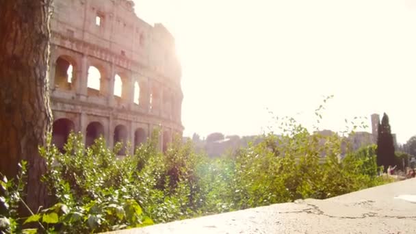 Fantástico tiro de seguimiento con gimbal en la fachada del Coliseo en un día soleado — Vídeos de Stock