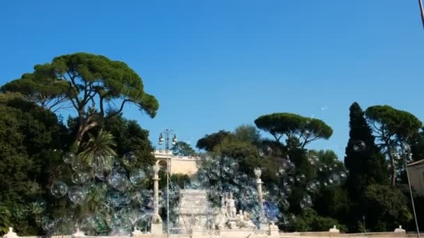 Soap bubbles in Piazza del Popolo, Rome — 비디오