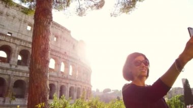 kadın görkemli Kolezyum Roma'nın önünde bir selfie lazım
