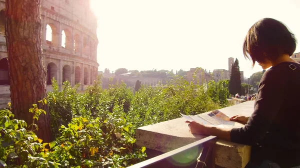 turist Haritası görkemli Kolezyum Roma önünde kadın bakar