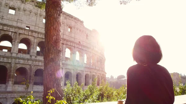 görkemli Roma Colosseum, İtalya turist kadın görünüyor büyülü