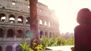 turist kadın görünüyor görkemli Roma Colosseum memnun oldum.