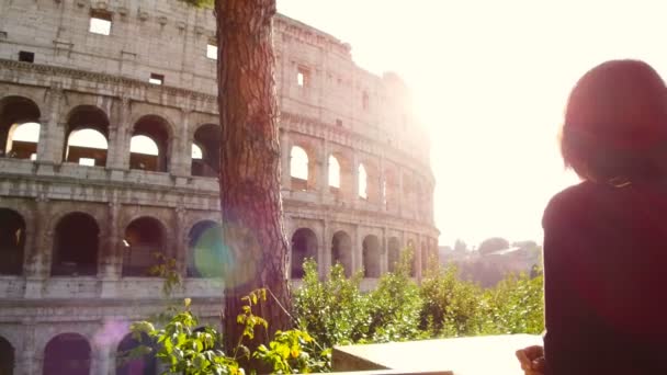 Mulher turística parece encantado o majestoso Coliseu de Roma — Vídeo de Stock