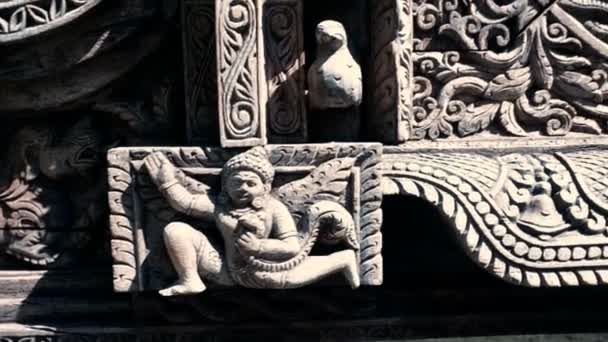 Altar tibetano tallado en madera en el museo de Reinhold Messner en Brunico — Vídeo de stock