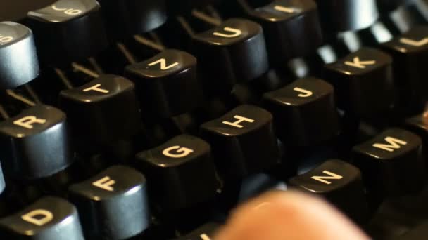 main écrit machine à écrire, sur une machine à écrire des années 80 dans laquelle il n'était pas encore l'ère du numérique 