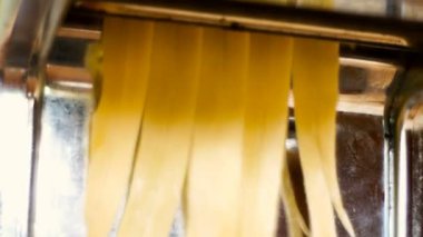 Ev yapımı taze makarna tagliatelle yumurta ve un ile yapım taze makarna