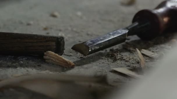 Detalhe em uma mesa de trabalho carpinteiros velhos — Vídeo de Stock