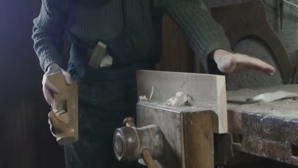 Aviões de carpinteiro à mão uma tábua de madeira — Vídeo de Stock